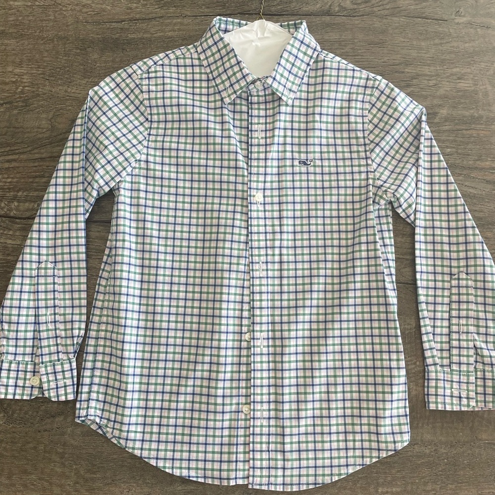 Vineyard vines boys performance button down shirt.  Size 6.